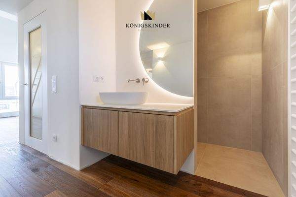 Schlafzimmer mit En-Suite-Masterbad