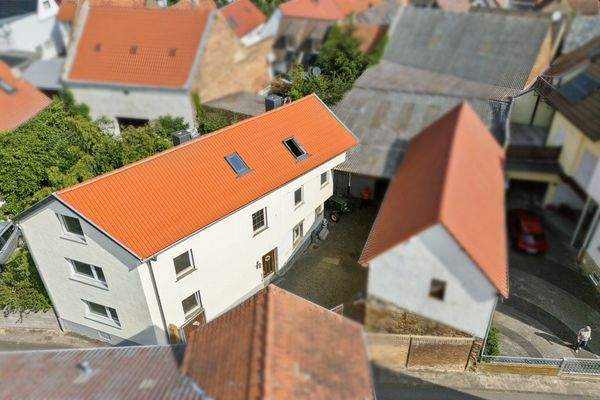 Wohnhaus mit neuem Dach 