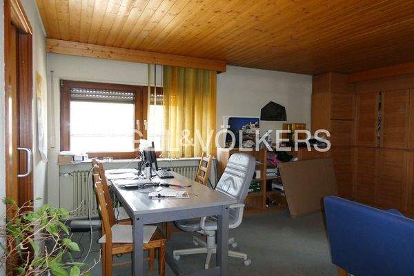 Zimmer der Zahnarztpraxis im Dachgeschoss mit angrenzender Küche