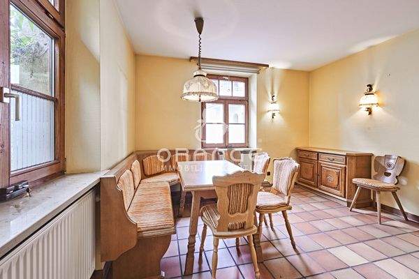 Abgeschirmt vom Publikumsverkehr, der Essbereich...