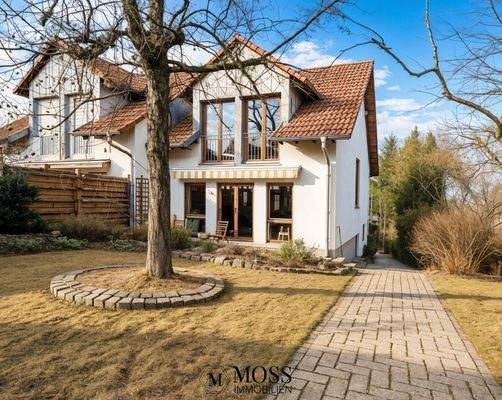 Garten und Weg zu beiden Straßen - KI bearbeitet