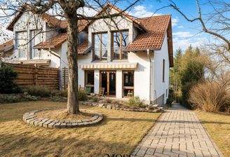 Garten und Weg zu beiden Straßen - KI bearbeitet