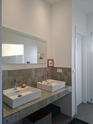 Tageslichtbad mit Dusche, Badewanne und separatem WC 