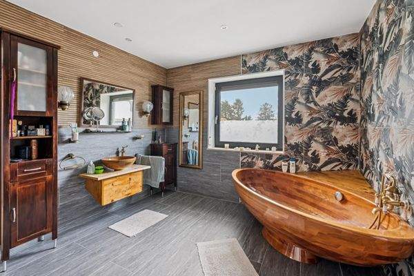 Badezimmer 2 mit Badewanne und WC OG