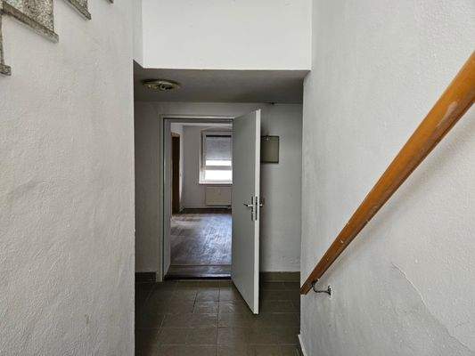Wohnungseingang im Kellergeschoss.jpg
