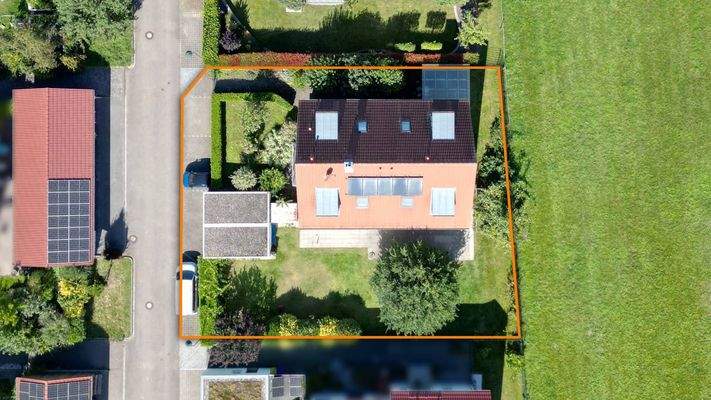 Vogelperkspektive auf das ca. 766 m² große, sonnige Grundstück