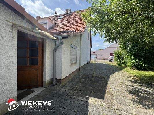 Doppelhaushälfte mit Nebengebäude & Garage