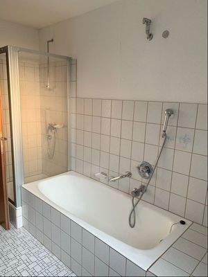 Tageslichtbad mit Dusche und Wanne