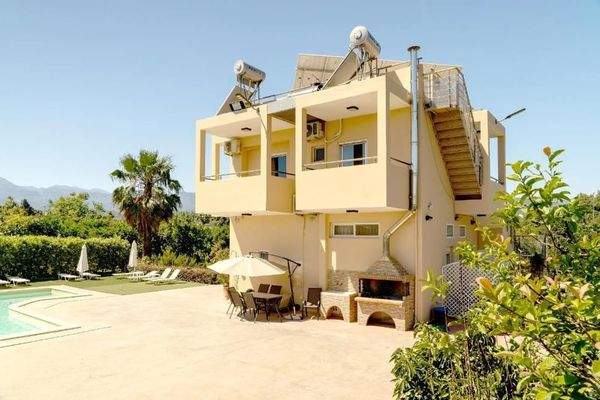 Kreta, Episkopi: Haus mit 2 Wohnungen, Bio-Obstplantage und Bergblick zu verkaufen