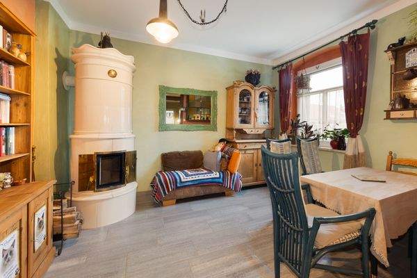 Mit stilvollem Kamin