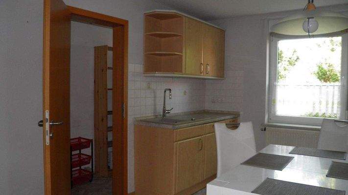 Wohnküche mit Blick in Speisekammer