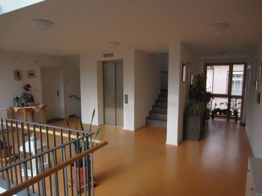 Blick auf Aufzug und Treppenhaus innen