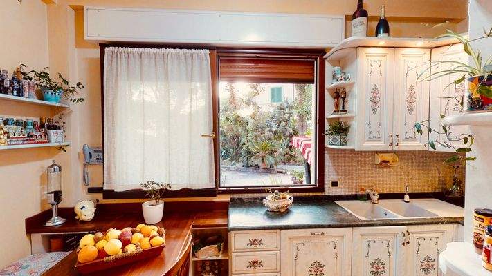 appartamento-in-vendita-Sanremo-lusso-garage-doppio-giardino-cucina-all'aperto