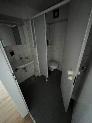 Helles Badezimmer mit Dusche