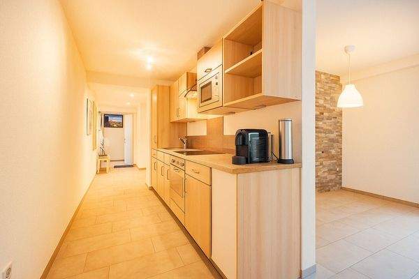 Offener Küchen- und Essbereich   mit Balkonzugang - Virtuelles Homestaging