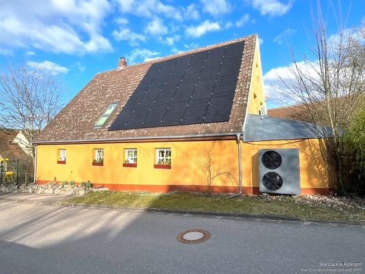 Straßenansicht mit PV-Anlage