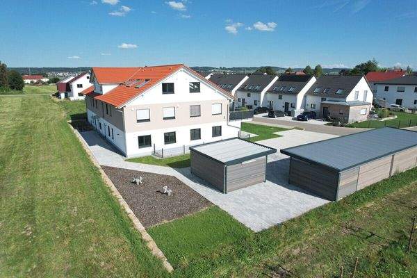 Außenansicht mit Gemeinschaftsflächen