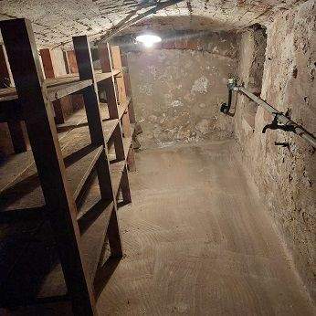 Wasseranschluss im ca. 1,40m hohen Keller