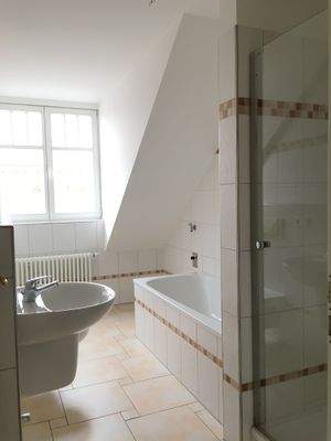 Badezimmer mit Wanne und Duschkabine