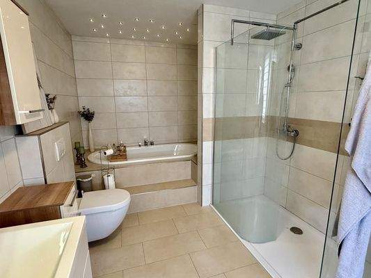 Badezimmer mit Badewanne u. ebenerdiger Dusche