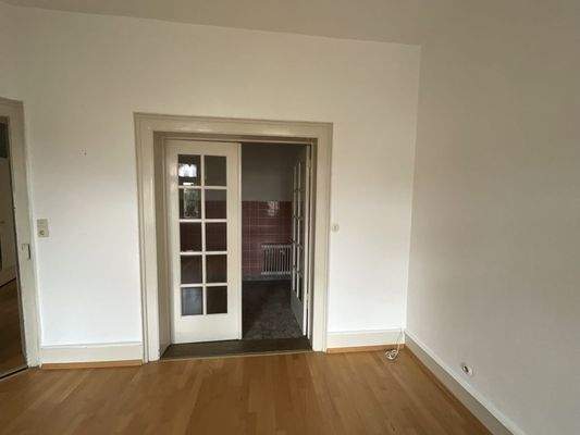 Schlafzimmer mit Blick zum Bad