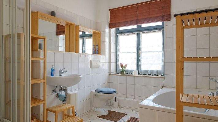 Wannenbad mit Dusche