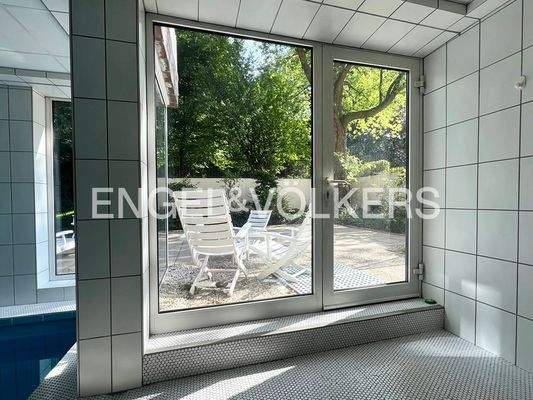 Sonnenterrasse der Poolanlage