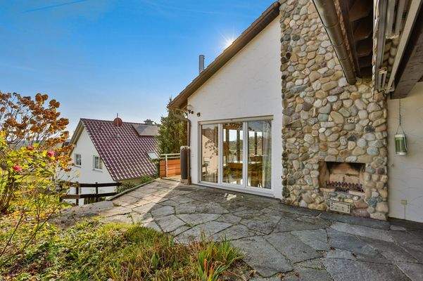 Obere Terrasse mit Kamin