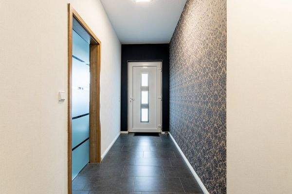 Der Flur mit Blick auf die Eingangstür