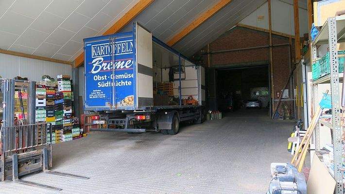 Halle mit Platz für Nutzfahrzeuge