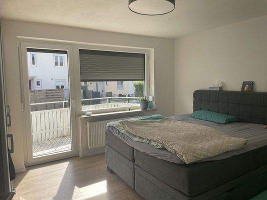 Schlafzimmer mit Balkon 1.OG