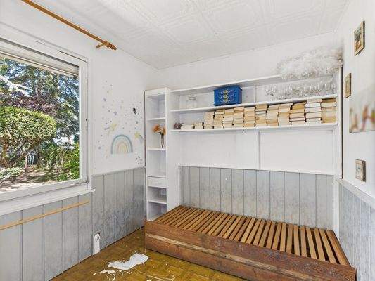 SZ links mit Fenster und altem Mobiliar