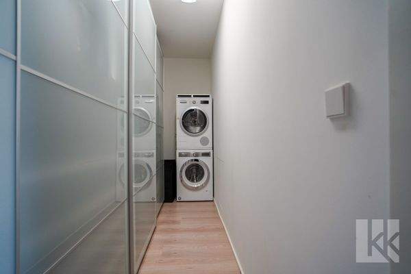 Praktischer HWR mit Stauraum und Waschmaschinenanschluss