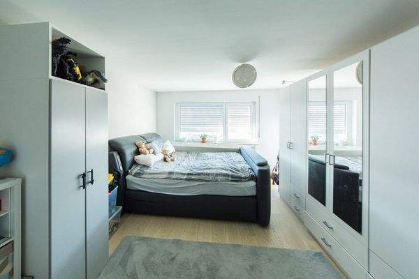 Schlafzimmer mit großen Fenstern