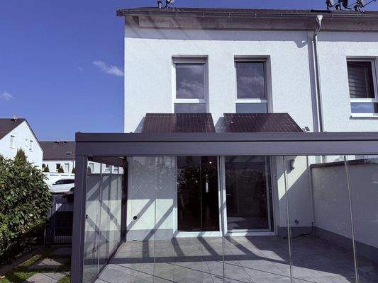 Garten -Blick auf Wintergarten