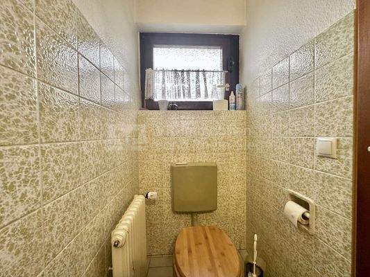 Gästetoilette mit Fenster im Erdgeschoss 