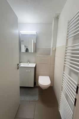 Bad mit Dusche, Waschmaschine + Trockner