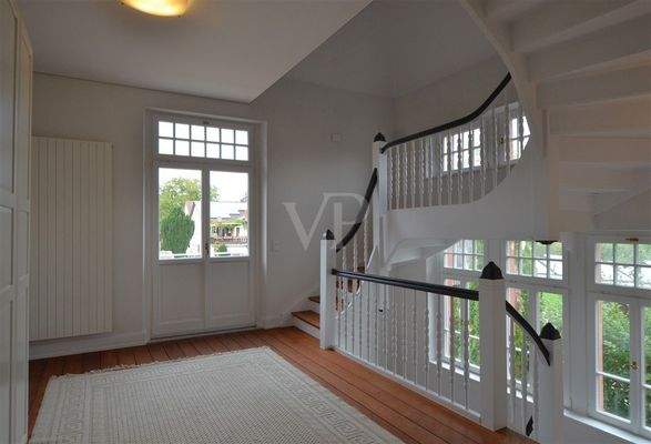 Flur OG mit Zugang auf den Balkon