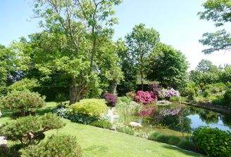Garten mit großem Schwimmteich