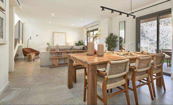 Heller Essbereich mit bodentiefen Fenstern