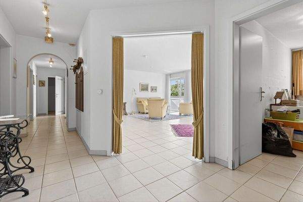 Flur mit Blick in Wohnzimmer und Küche