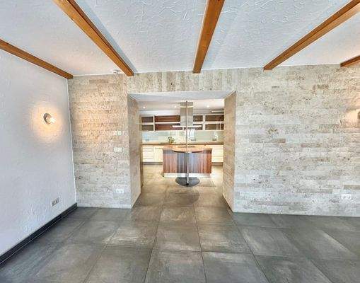 Übergang vom Wohnzimmer in die Küche