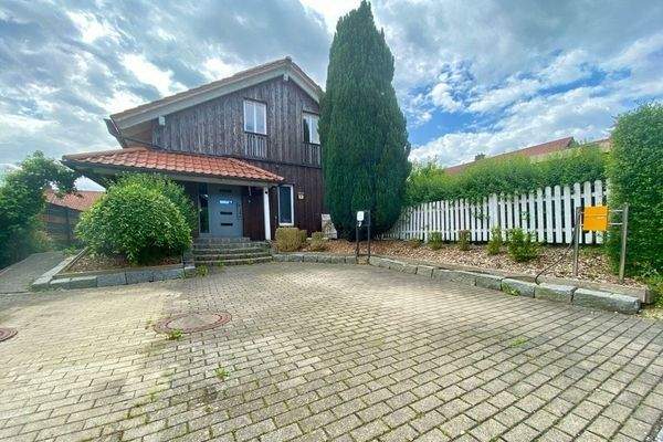 Stellplätze und Hauseingang