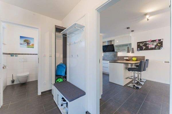 Flur mit Garderobe und Gäste-WC