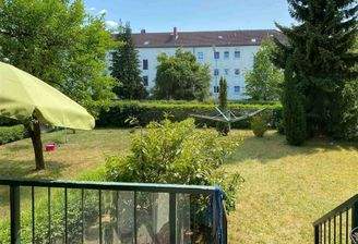 Balkon/ Terasse mit Garten 