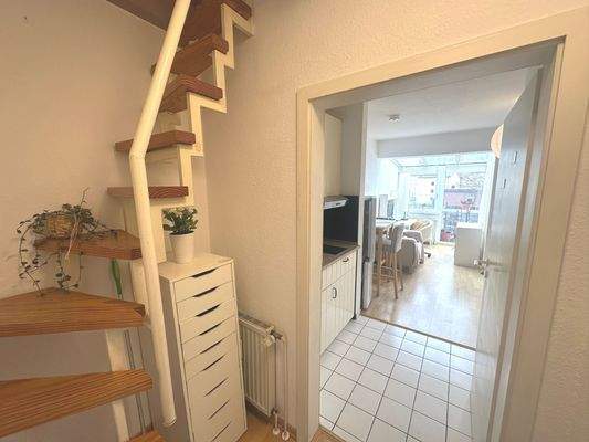 Helle Wohnung mit Treppe