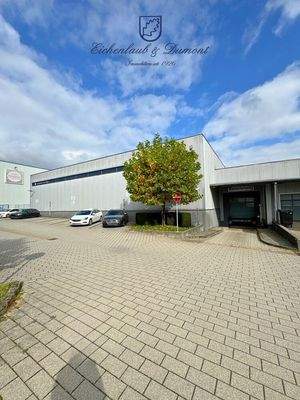 Logistikgebäude mit Rolltoren