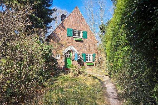 An der rückwärtigen Grundstücksgrenze steht ein derzeit vermietetes Gärtnerhaus