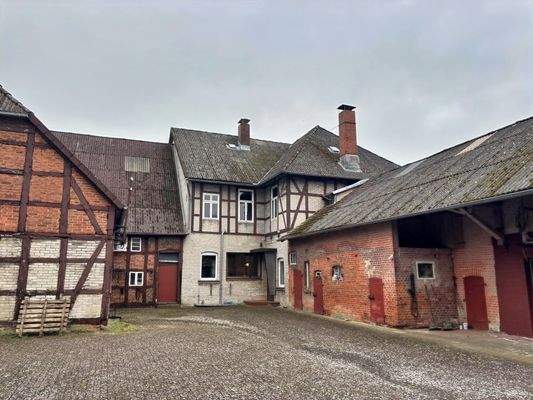 Innenhof mit Teilansicht