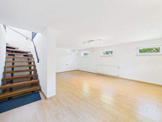 Großzügiges Home-Office im UG